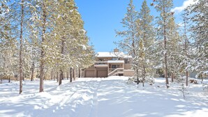 A snow-covered landscape with a large house surrounded by trees. - Umpqua With Golf Views Hot Tub & Ping Pong (Bend)
