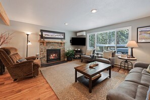 TV, fireplace - Sunriver Hot Tub Home With Sharc Passes (Bend)