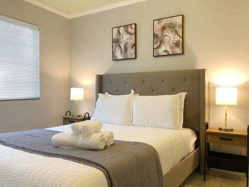Marbella Lane - Stylish Retreat Home in San Jose