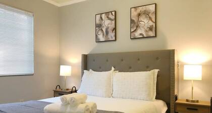 Marbella Lane - Stylish Retreat Home in San Jose