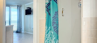 Oceania Beach Club 203