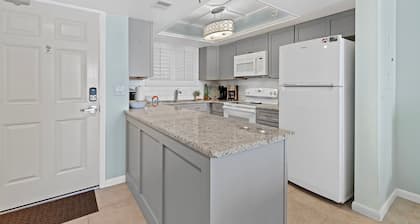 Oceania Beach Club 704