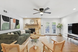 Interior - Upscale 6BR Home With Pool, Hot Tub & Game Room (Farmers Branch)