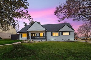 Interior - Upscale 6BR Home With Pool, Hot Tub & Game Room (Farmers Branch)