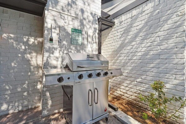 Interior - Upscale 6BR Home With Pool, Hot Tub & Game Room (Farmers Branch)