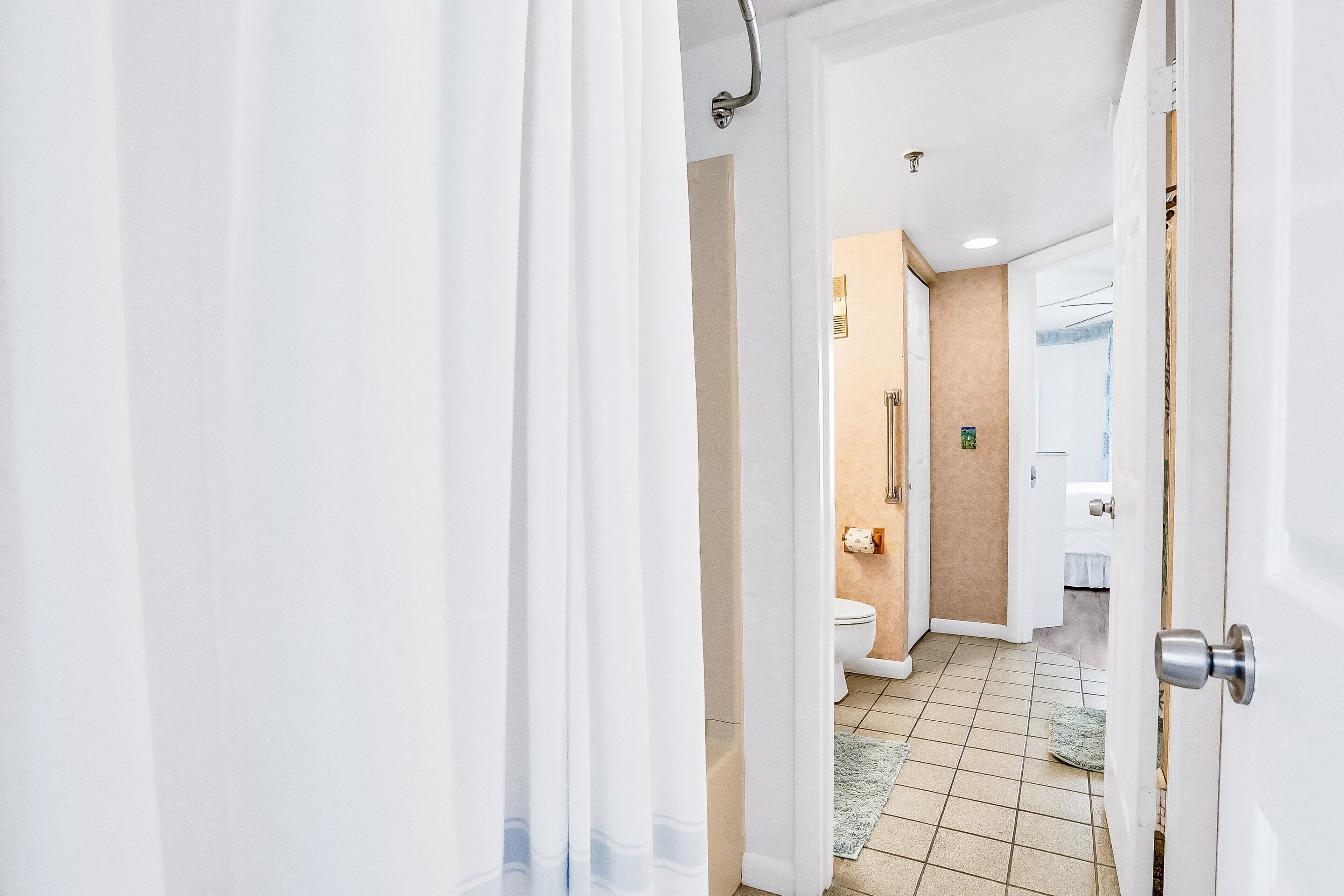 Une salle de bain comprenant des toilettes, un lavabo et un espace douche.