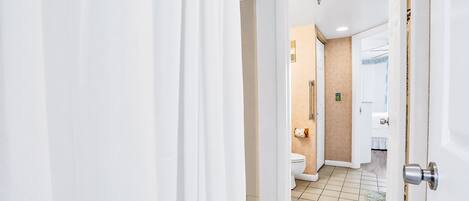 Une salle de bain comprenant des toilettes, un lavabo et un espace douche.