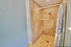 Douche, sèche-cheveux, shampoing, papier toilette