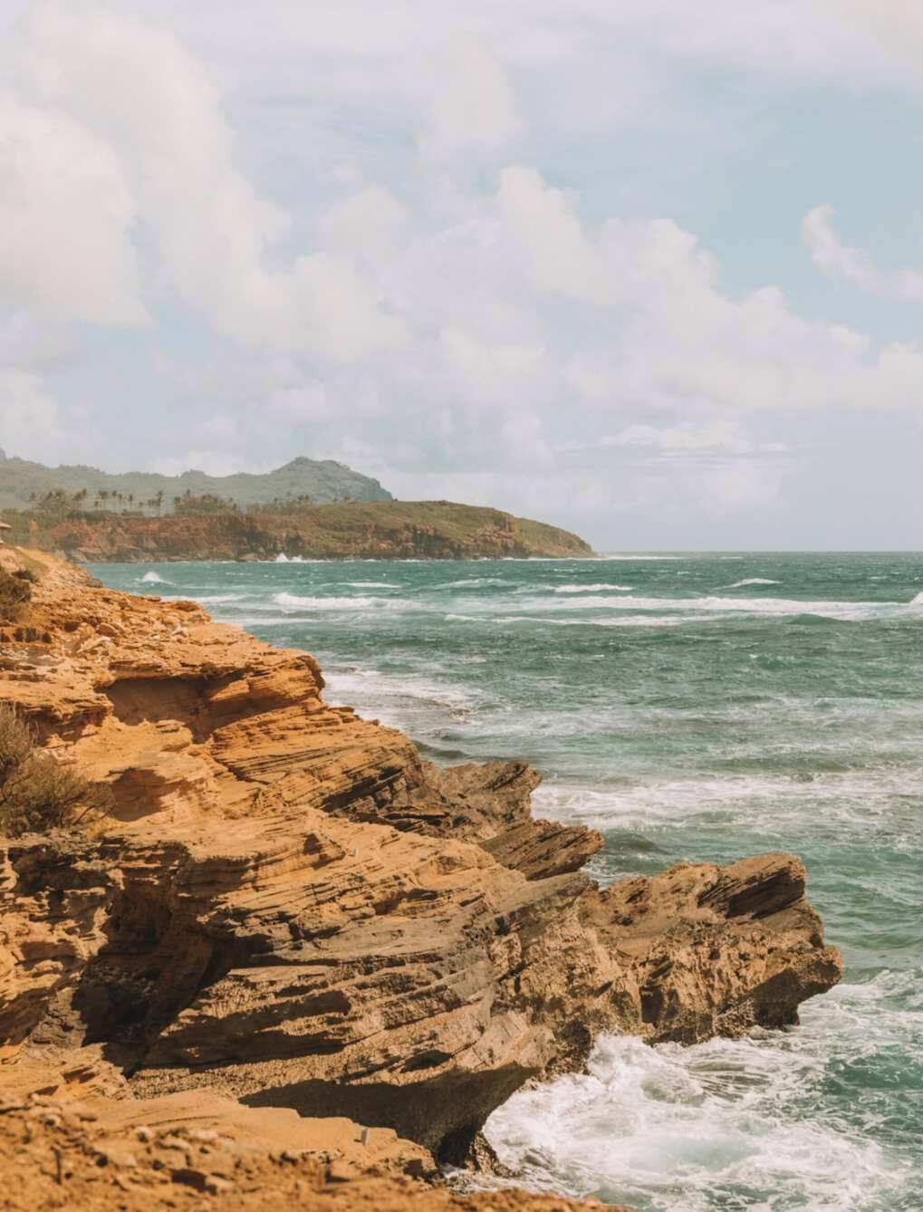 Un paysage côtier avec des falaises rocheuses et l’océan.