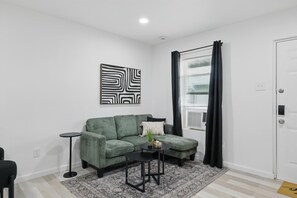 Apartment (4 Bedrooms) | Interior - Modern 4BR 2BA Home With Hot Tub-grill & Huge Yard (Haltom City)