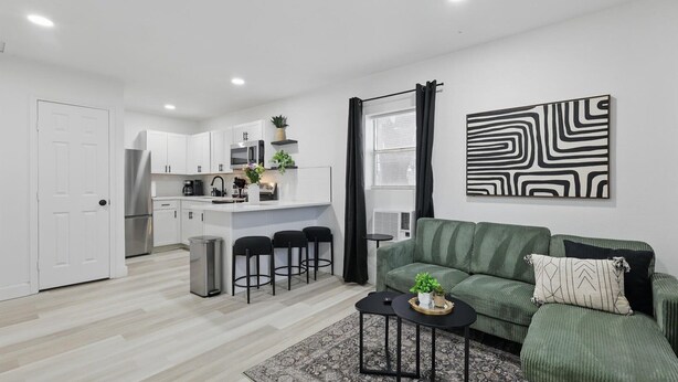 Un apartamento moderno con cocina, comedor y sala de estar.