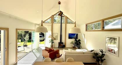 Pretty Beach Barn - Charming 2-Bedroom Barn by Beaches & National Park