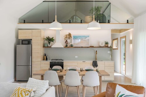 Pretty Beach Barn - Charming 2-Bedroom Barn by Beaches & National Park