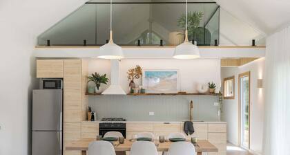 Pretty Beach Barn - Charming 2-Bedroom Barn by Beaches & National Park