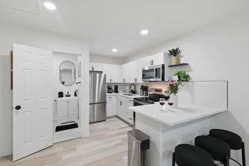 Modern 2BR Unit 3 With Hot Tub
