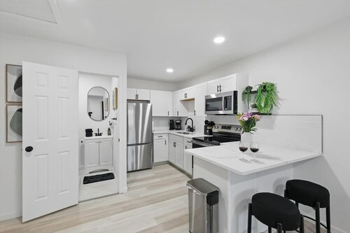 Modern 2BR Unit With Hot Tub