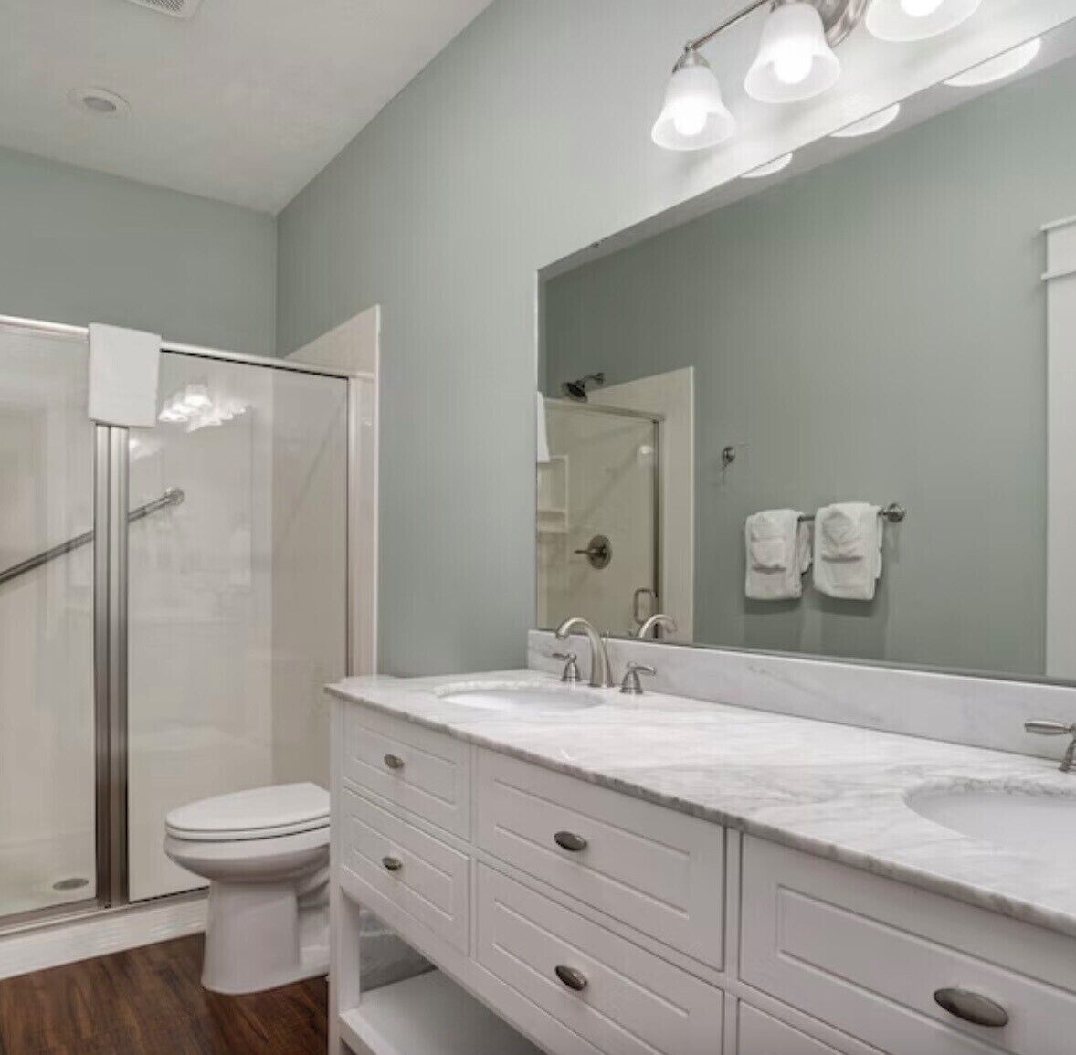 Baignoire à jets, sèche-cheveux, serviettes fournies, savon