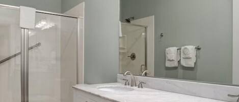 Baignoire à jets, sèche-cheveux, serviettes fournies, savon