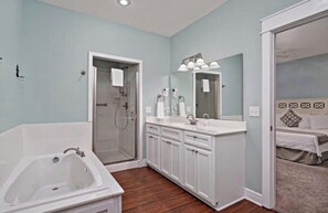 Jetted bath, hair dryer, towels, soap - Spacious 3-bedroom condo in awesome Branson, MO over looking Table Rock Lake (Branson)