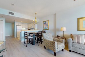 Una cocina moderna con comedor, sofá y lámpara.