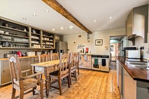 House | 13 bedrooms - Huckleberry Farmhouse Annexe - Sleeps 27 (Reading)