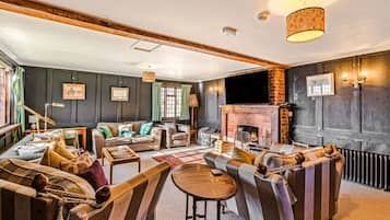 House | 13 bedrooms