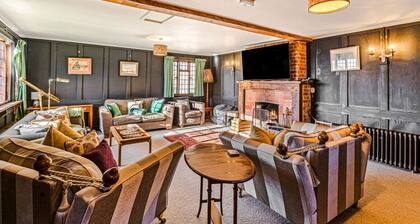 Huckleberry Farmhouse Annexe - Sleeps 27