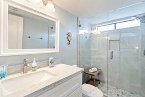 Dusche, Haartrockner, Handtücher