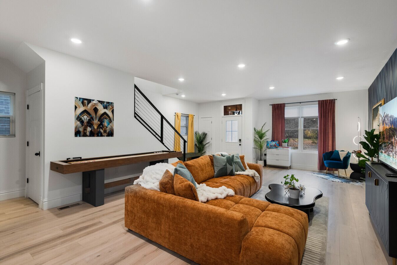 Een televisie, boeken en een computerscherm