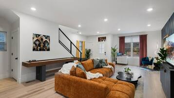 Een televisie, boeken en een computerscherm