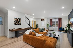 Een televisie, boeken en een computerscherm