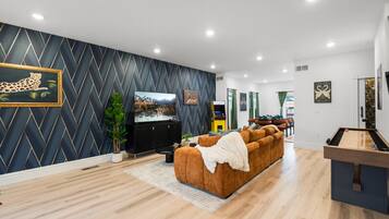 Fernseher, Bücher, Computerbildschirme