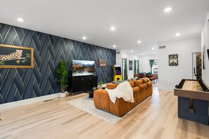 Fernseher, Bücher, Computerbildschirme