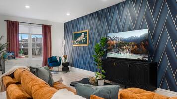 Een televisie, boeken en een computerscherm