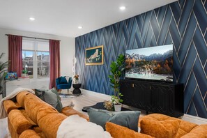 Een televisie, boeken en een computerscherm