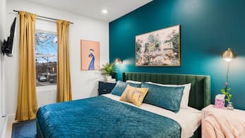 4 slaapkamers, een bureau, een strijkplank/strijkijzer, reisbedje