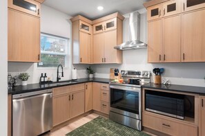 Kühlschrank, Mikrowelle, Ofen, Herdplatte