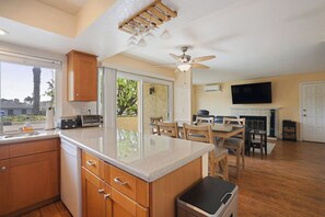 Fridge, microwave, oven, stovetop - 2 bed 2 bath Pacific Beach apt 5 blocks from Ocean (San Diego)