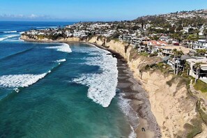 A coastal town with a beach, houses, and a cliff overlooking the ocean. - 2 bed 2 bath Pacific Beach apt 5 blocks from Ocean (San Diego)