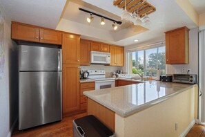Fridge, microwave, oven, stovetop - 2 bed 2 bath Pacific Beach apt 5 blocks from Ocean (San Diego)