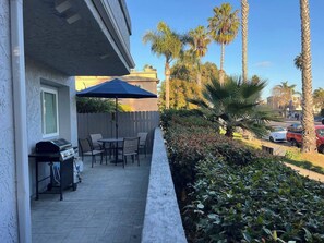 Outdoor dining - 2 bed 2 bath Pacific Beach apt 5 blocks from Ocean (San Diego)