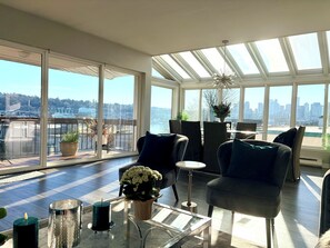 Interior - 3 Bedroom with Fantastic Lake Union and Seattle Skyline view. 10 min to downtown (Seattle)