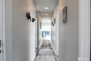 Interior - 3 Bedroom with Fantastic Lake Union and Seattle Skyline view. 10 min to downtown (Seattle)