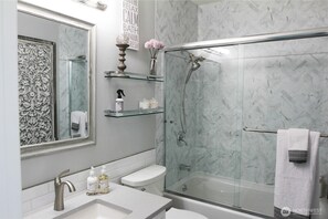 Sèche-cheveux, serviettes fournies, savon, shampoing