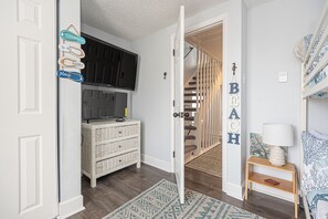 Interior - Spacious 3BR Townhouse with Pool (Ocean City)