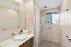 Shower, hair dryer, towels, shampoo - Pristine Pelican Apt close to River (Noosaville)