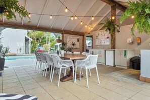 Outdoor dining - Pristine Pelican Apt close to River (Noosaville)