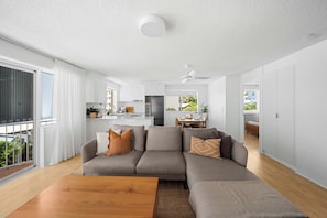 TV - Sunny Kings Beach Escape w Pool - 300m to beach (Caloundra Region)