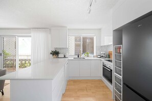 Fridge, microwave, oven, stovetop - Sunny Kings Beach Escape w Pool - 300m to beach (Caloundra Region)