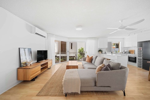 Sunny Kings Beach Escape w Pool - 300m to beach